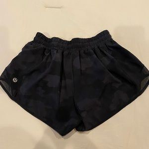 Lululemon Women’s 2.5 Hotty Hot Shorts Black Camo size 4